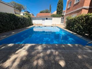 Rent Flat in Colonia. Piso bajo en  urbanización con piscina en torrelodones colonia