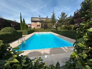 Location Maison jumelée à Colonia. Chalet adosado de esquina en casco urbano en urbanización cerrad
