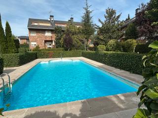 Casa aparellada a Colonia. Chalet adosado de esquina  en urbanización cerrada con piscina