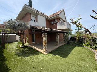 Miete Chalet in Las Matas-Peñascales. Chalet independiente con zonas comunes con piscina y tenis
