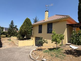 Rent Chalet in Colonia. Independiente céntrico, junto bus y renfe