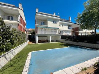 Casa aparellada a Calle del aguila 20. Chalet pareado de 250 m2, y parcela de 302 m2,  piscina privada