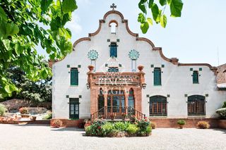 Casa  Sant llorenç savall. Esta villa modernista compuesta por tres construcciones destinad