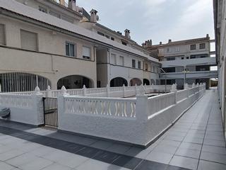 Maison jumelée à Platja de la Pobla de Farnals. No deje pasar esta oportunidad, estupendo adosado dentro de un c