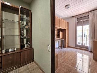 Flat  Carrer de ca l'alegre de dalt. Vivienda de 58m con doble orientación, exterior a calle, muy tra