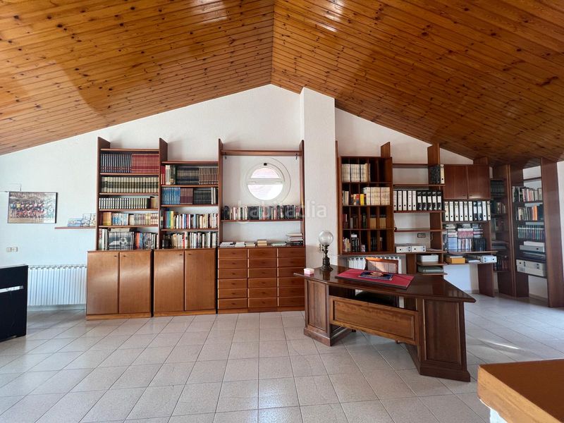 Foto d48d1383-24b9-421c-885d-f835e5e7fdc3. Casa amb xemeneia calefacció aparcament a Poble Sec Igualada