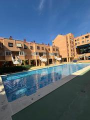 Pis en Norte-Universidad. Amplio piso de 4 habitaciones con terraza, garaje y piscina en l