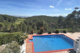 Xalet a Castellnou de Bages. Casa con terreno y piscina