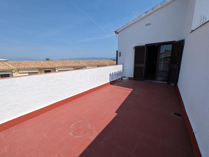 Foto 08d33af5-9512-4f9f-b4ad-50e015a06e03. Ático  en venta con terraza, vistas al canal y amarre comunitario . en Empuriabrava
