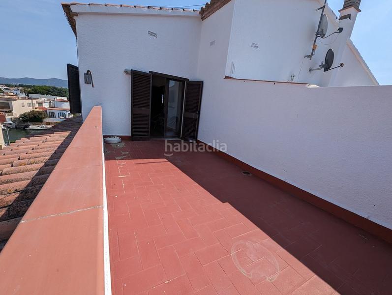 Foto 62bdeece-2876-4e86-b259-cdcc162b3c82. Ático  en venta con terraza, vistas al canal y amarre comunitario . en Empuriabrava