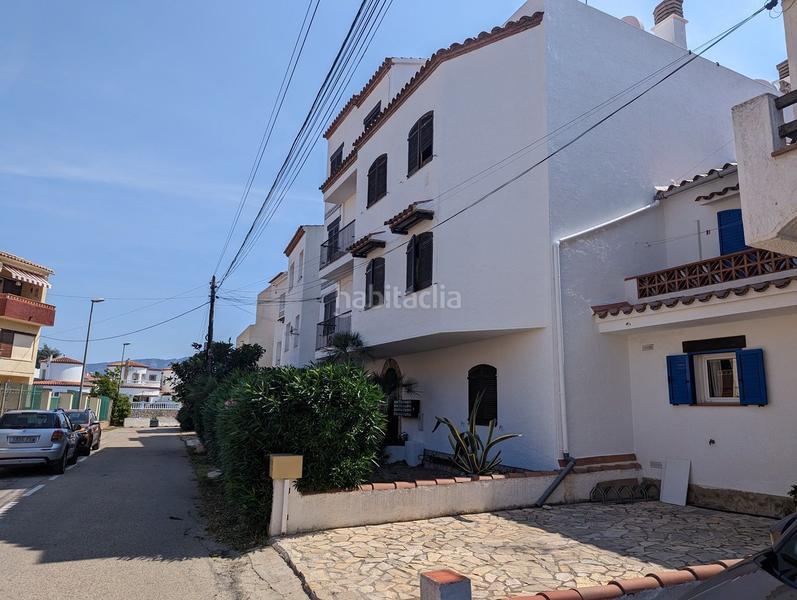 Foto a93a96d7-a753-4b90-a5cc-d06becd357a6. Ático  en venta con terraza, vistas al canal y amarre comunitario . en Empuriabrava