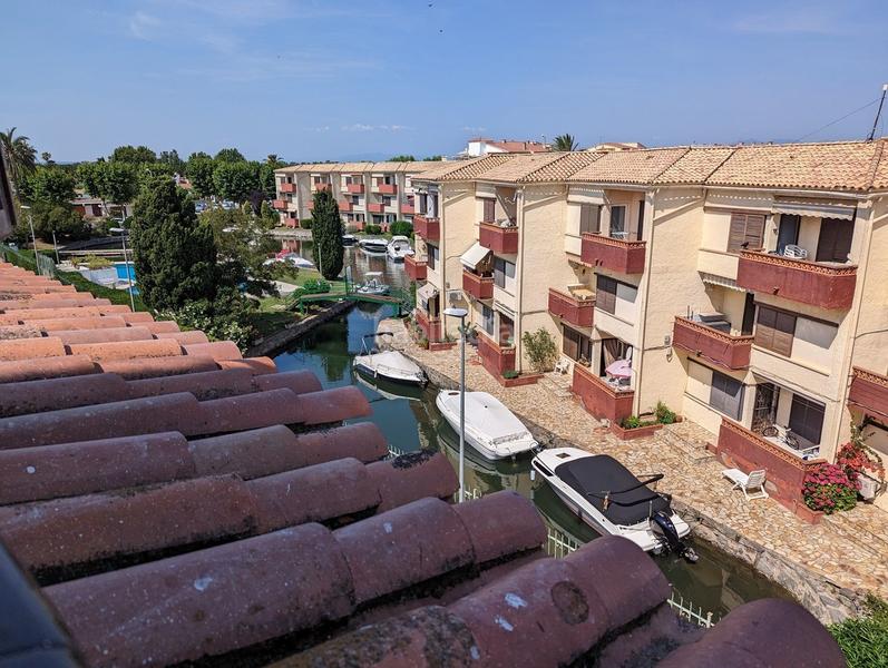 Foto aad2498d-7a1f-4ca0-884f-6f1ce7c38f6e. Ático  en venta con terraza, vistas al canal y amarre comunitario . en Empuriabrava