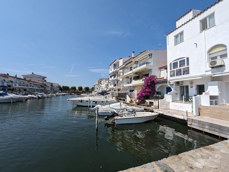 Foto f6a7ba80-f8be-4f0c-a9ac-0fea36ab5d28. Ático  en venta con terraza, vistas al canal y amarre comunitario . en Empuriabrava
