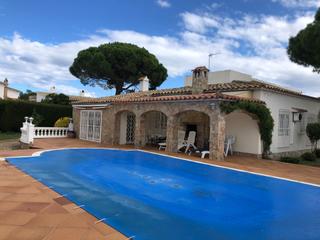 Chalet  Requesens. En venta villa en empuriabrava con piscina y amarre privado