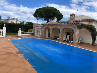 Xalet  Requesens. En venta villa en empuriabrava con piscina y amarre privado