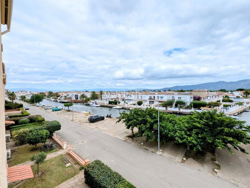 Foto 58031781-0373-4482-b996-cfff9ad481a1. Apartamento  en venta con vistas al canal, amarre y aparcamiento . en Empuriabrava