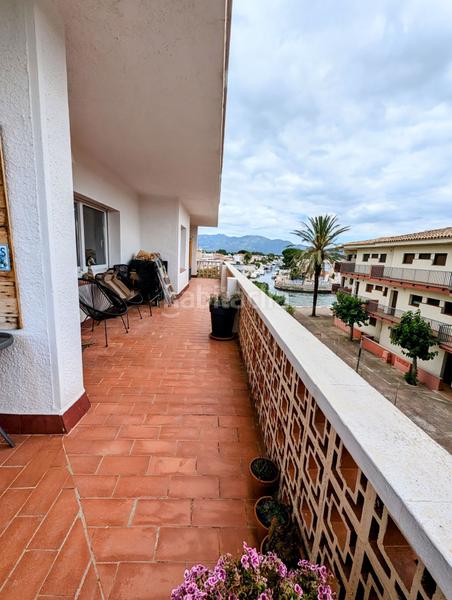 Foto a9fc3089-bb7c-4c6b-b82f-f6e9ecf9cebe. Apartamento  en venta con vistas al canal, amarre y aparcamiento . en Empuriabrava