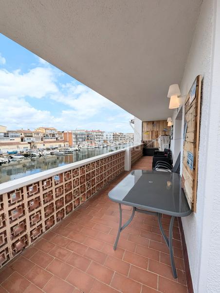 Foto b554401b-8b31-45b8-b24a-2c3f029509b6. Apartamento  en venta con vistas al canal, amarre y aparcamiento . en Empuriabrava