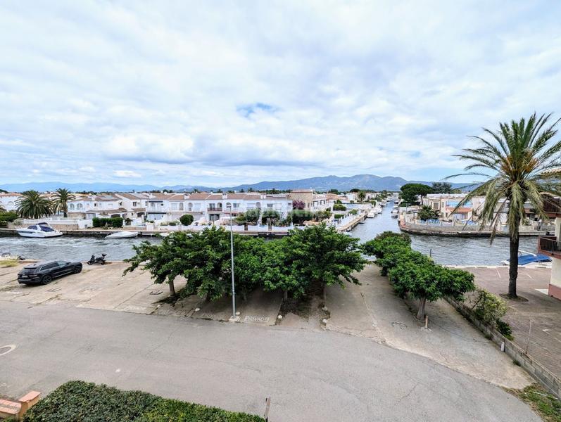 Foto b676e59e-de1d-4d15-984e-c423f7be4390. Apartamento  en venta con vistas al canal, amarre y aparcamiento . en Empuriabrava