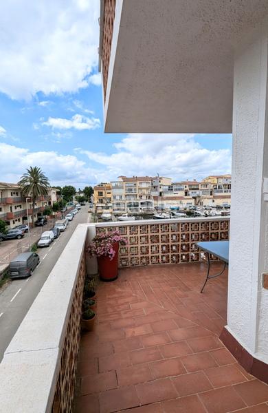 Foto de319eb5-8022-4405-ab26-1d3eb0c6c04a. Apartamento  en venta con vistas al canal, amarre y aparcamiento . en Empuriabrava