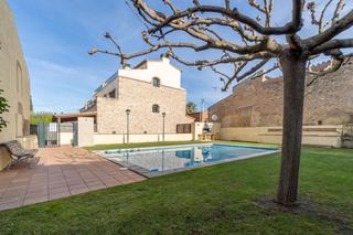 Casa a Torroella de Fluvià. Casa de pueblo con piscina y jardín en venta en torroella de flu