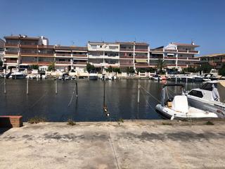 Autoparkplatz  Port  emporda. Amarre privado en venta para barco a motor, dimensiones 14,5 m x