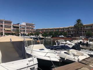 Aparcament cotxe  Port  emporda. Amarre privado en venta para barco a motor, dimensiones 14,5 m x