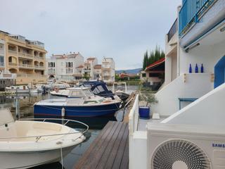 Casa adosada en Port Banyuls - Port Alegre - Port Empordà. En venta en empuriabrava casa de pescador con amarre, terraza y