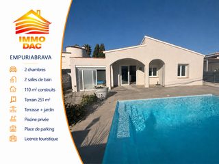 House  Carrer badia. Moderna villa en venta con piscina y licencia turística en el ce