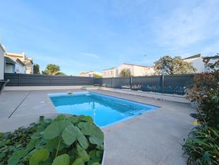 Haus  Carrer badia. Moderna villa en venta con piscina y licencia turística en el ce