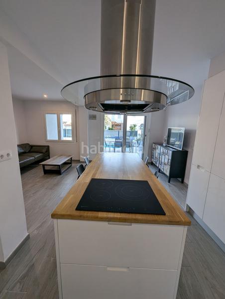 Foto 1d429a48-e213-4aae-9bdd-0bc3ce2f2a91. Casa moderna villa en venta con piscina y licencia turística en el centro . en Empuriabrava