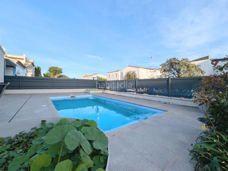 Foto 34dd7ac1-41fd-4e11-b49a-e23f41db8e05. Casa moderna villa en venta con piscina y licencia turística en el centro . en Empuriabrava