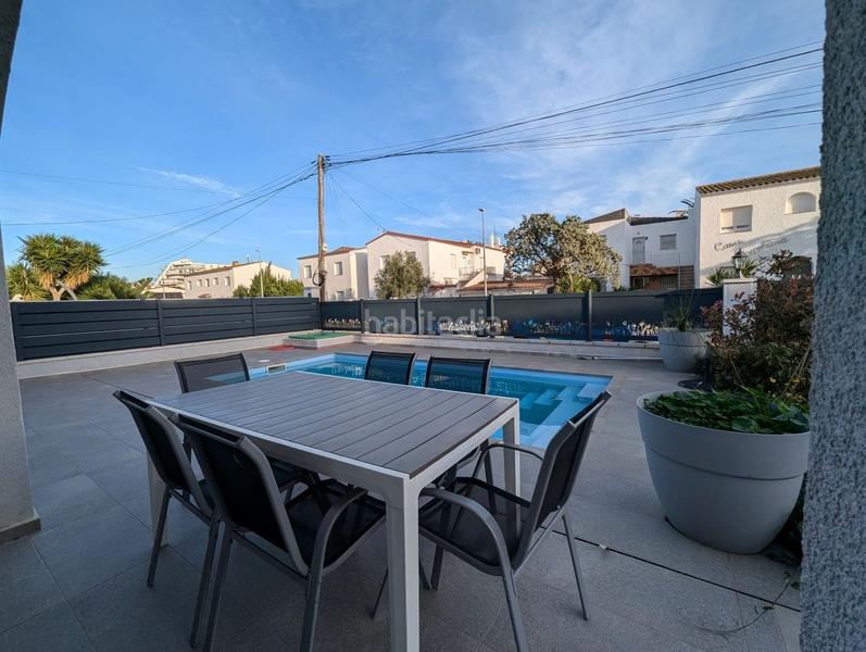 Foto 359e2acb-72b0-4159-ae4a-8a6834236995. Casa moderna villa en venta con piscina y licencia turística en el centro . en Empuriabrava