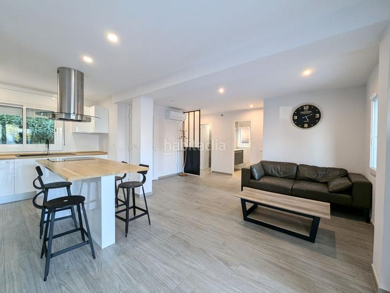 Foto 4221e6d1-3177-45df-9c82-368c0a6bb24f. Casa moderna villa en venta con piscina y licencia turística en el centro . en Empuriabrava