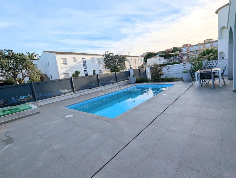 Foto 4fc9d3c9-8e38-4fb7-b2ec-af1ec068ee95. Casa moderna villa en venta con piscina y licencia turística en el centro . en Empuriabrava