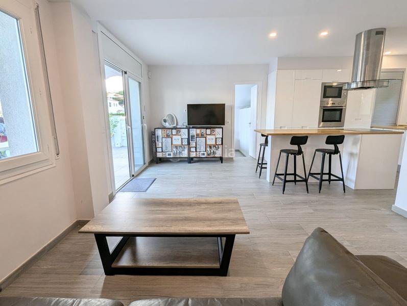 Foto 5d8a42df-8fef-4b14-8359-773abc5a601f. Casa moderna villa en venta con piscina y licencia turística en el centro . en Empuriabrava
