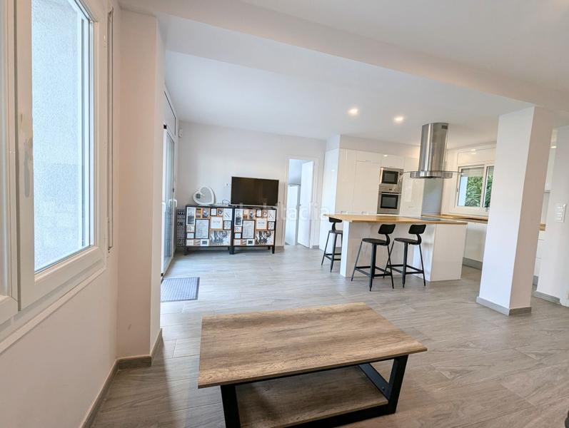 Foto 7dfab4e6-e586-4c78-a8b3-d6b177f36cde. Casa moderna villa en venta con piscina y licencia turística en el centro . en Empuriabrava