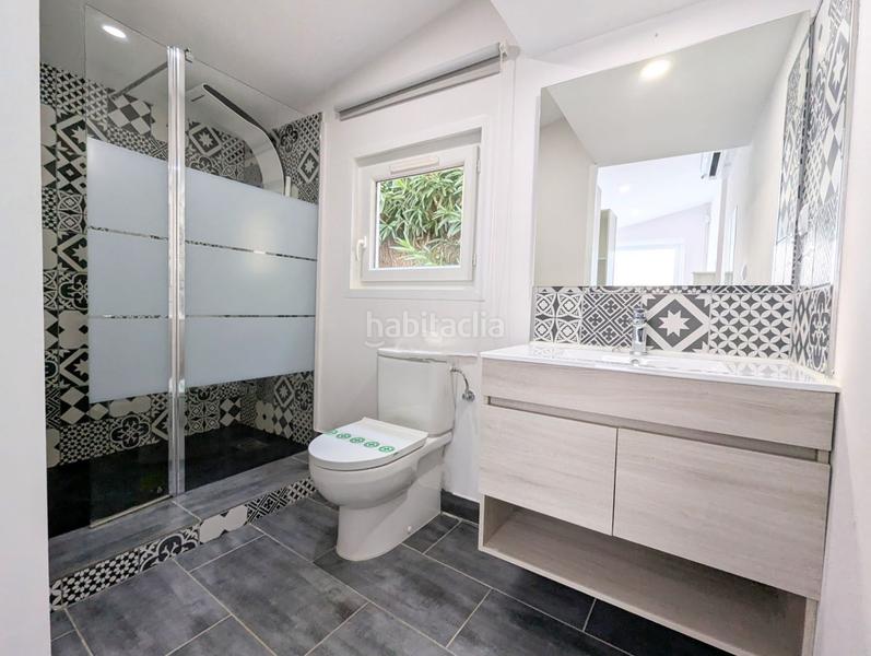 Foto 99b330a1-4c9c-4327-99bb-4aadfc14746d. Casa moderna villa en venta con piscina y licencia turística en el centro . en Empuriabrava