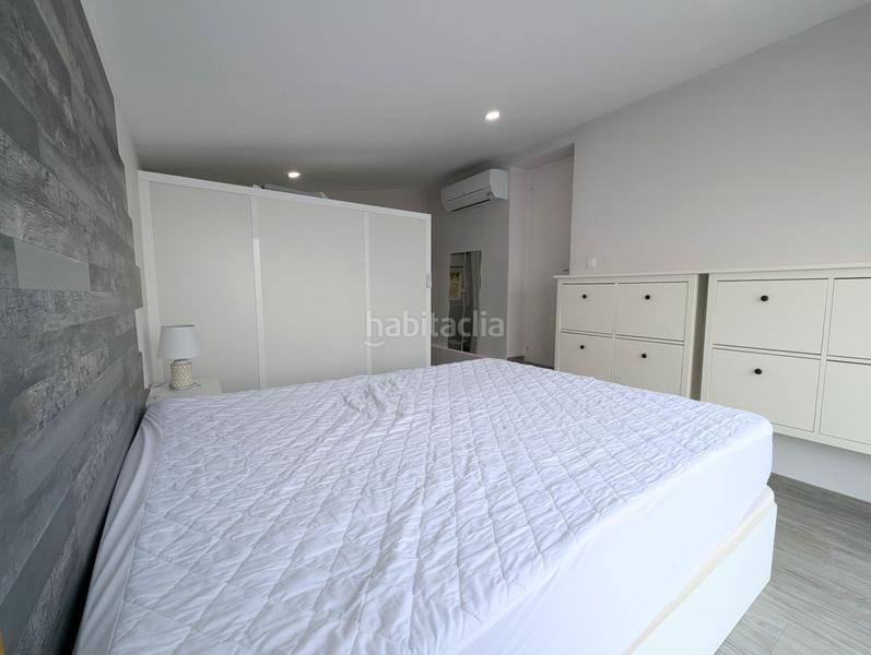Foto ba4317db-a3f9-450b-967a-137174bad52c. Casa moderna villa en venta con piscina y licencia turística en el centro . en Empuriabrava