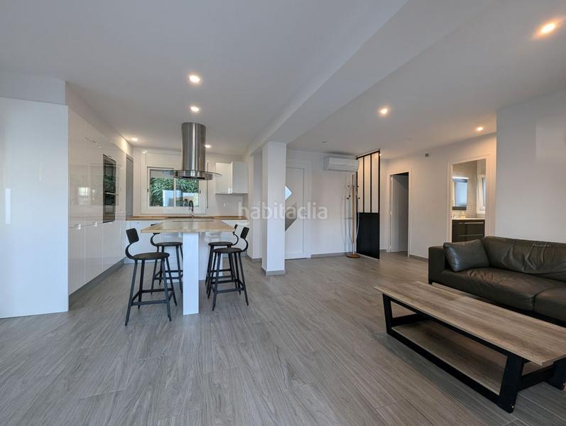 Foto bafc28b2-7e39-4e54-bc3b-530955c0b1e7. Casa moderna villa en venta con piscina y licencia turística en el centro . en Empuriabrava