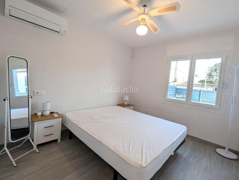 Foto c54112fc-fa42-4ba0-ac19-b629e73dde7e. Casa moderna villa en venta con piscina y licencia turística en el centro . en Empuriabrava