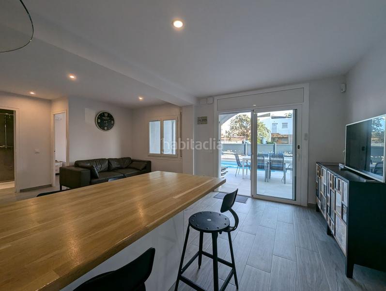Foto d7519b1b-2551-4fc7-97df-454c714a834c. Casa moderna villa en venta con piscina y licencia turística en el centro . en Empuriabrava