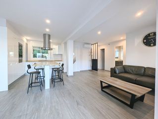 Casa  Carrer badia. Villa moderna con piscina y licencia turística en empuriabrava.