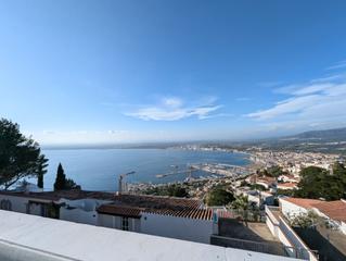 Casa a Puig Rom-Canyelles-Almadrava. Villa en venta con piscina vista panorámica sobre la bahía de ro
