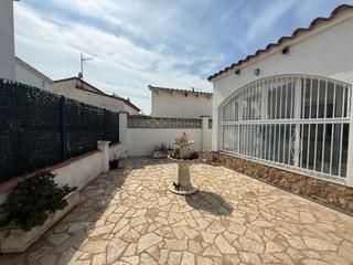 Casa  San maurici. Casa independiente con terraza y parking en venta en empuriabrav