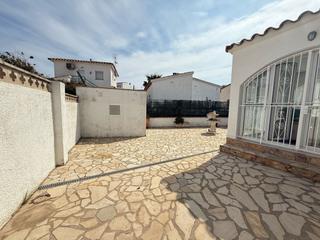 Casa  San maurici. Casa independiente con terraza y parking en venta en empuriabrav