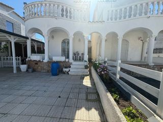 Haus  Carrer montgr�. En venta casa con terraza a solo 500 metros de la playa de empur