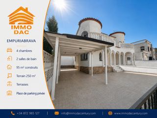 Casa  Carrer montgrí. En venta casa con terraza a solo 500 metros de la playa de empur