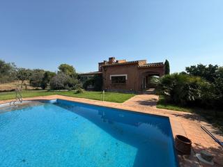 Chalet in Comtes de peralada. Propiedad de prestigio en venta con piscina, jardín y garaje en