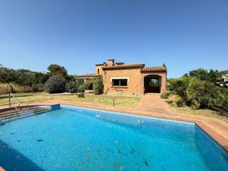 Xalet a Comtes de peralada. Propiedad de prestigio en venta con piscina, jardín y garaje en